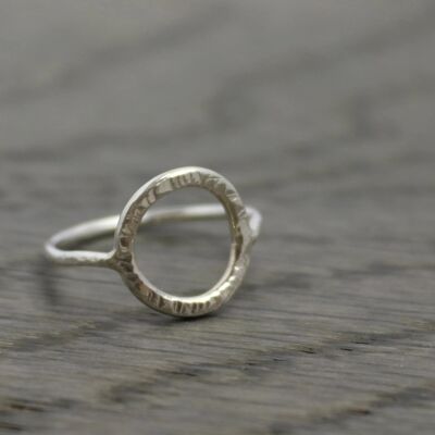 Bague en argent halo martelé