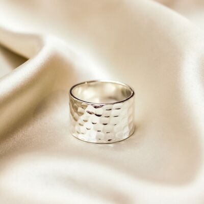 Anello Phoebe – anello di dichiarazione martellato