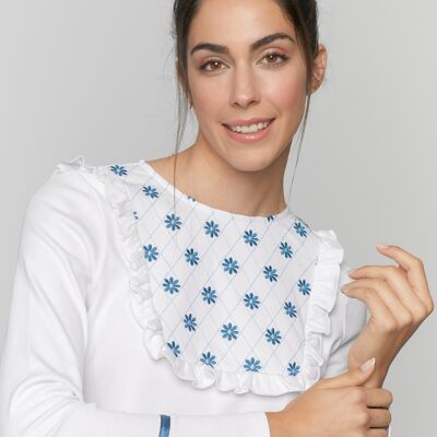Camiseta de Mujer Blanca 100 % Algodón de Manga Larga, Camiseta Eonia con Bordado de Flores Azules, Volantes y Botones en la Espalda, Moda Consciente Española