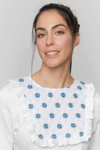 Camiseta de Mujer Blanca 100% Algodón de Manga Larga, Camiseta Eonia avec Bordado de Flores Azules, Volantes y Botones en la Espalda, Moda Consciente Española 4