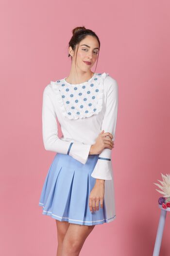 Camiseta de Mujer Blanca 100% Algodón de Manga Larga, Camiseta Eonia avec Bordado de Flores Azules, Volantes y Botones en la Espalda, Moda Consciente Española 6