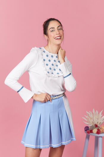 Camiseta de Mujer Blanca 100% Algodón de Manga Larga, Camiseta Eonia avec Bordado de Flores Azules, Volantes y Botones en la Espalda, Moda Consciente Española 7