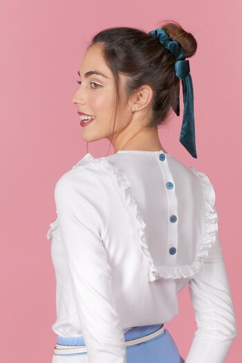 Camiseta de Mujer Blanca 100% Algodón de Manga Larga, Camiseta Eonia avec Bordado de Flores Azules, Volantes y Botones en la Espalda, Moda Consciente Española 9