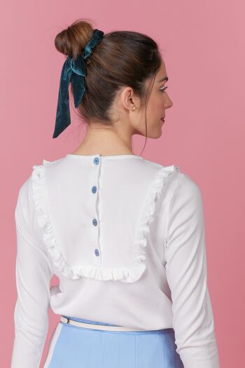 Camiseta de Mujer Blanca 100% Algodón de Manga Larga, Camiseta Eonia avec Bordado de Flores Azules, Volantes y Botones en la Espalda, Moda Consciente Española 10