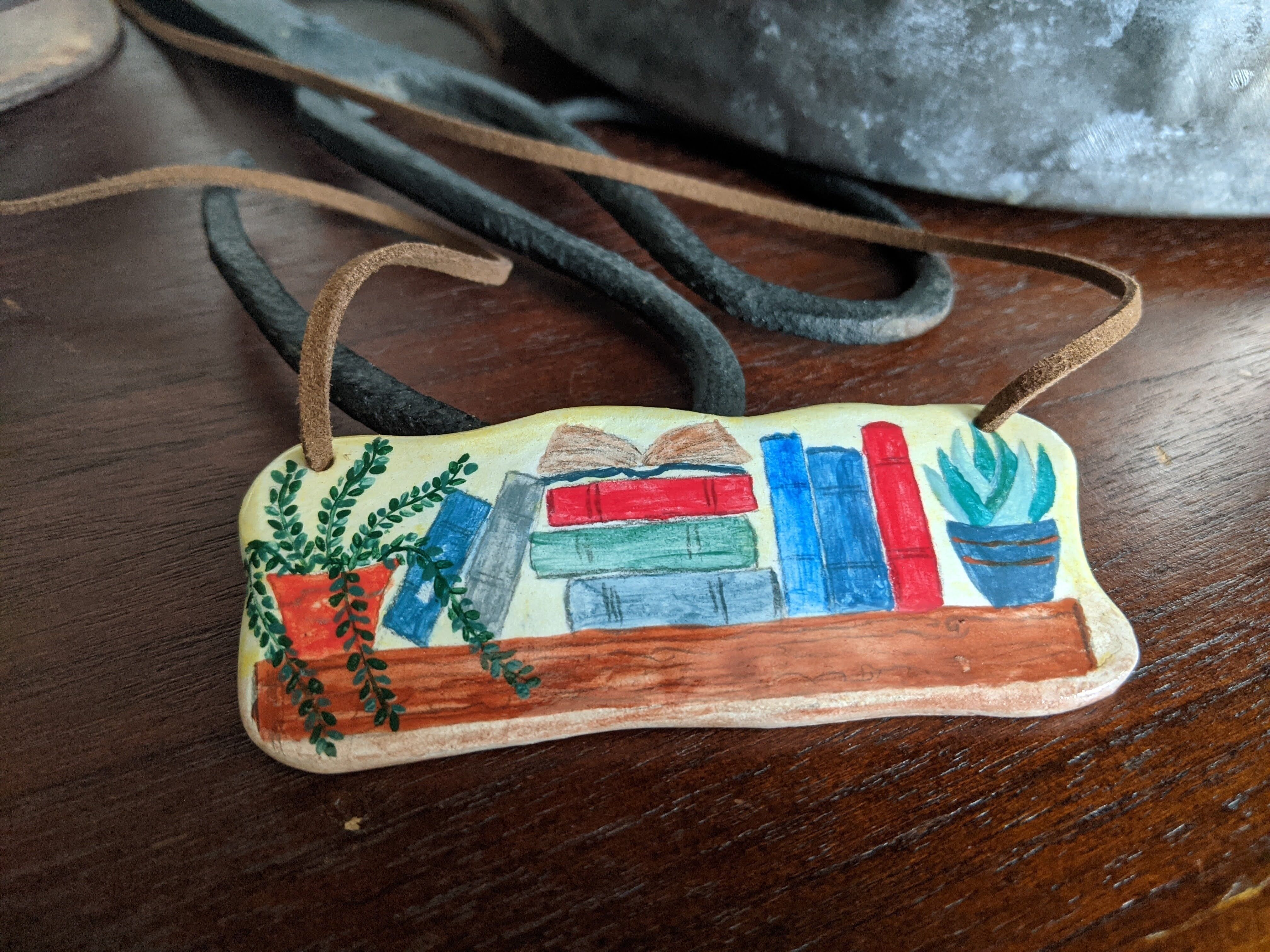 Handbemalte Bücherregal-Halskette – Statement-Anhänger für Buchliebhaber