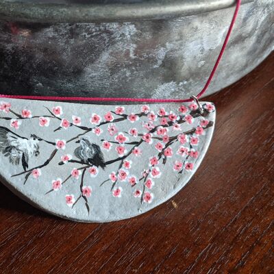 Collier d'argile de déclaration peint à la main d'arbre de fleur de cerisier, collier floral gris et rose