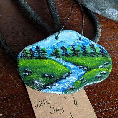 Collana di argilla dipinta a mano con paesaggio forestale, pittura in miniatura
