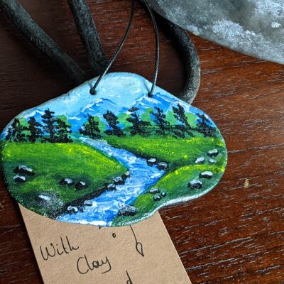 Collier d'argile peint à la main de paysage forestier, peinture miniature