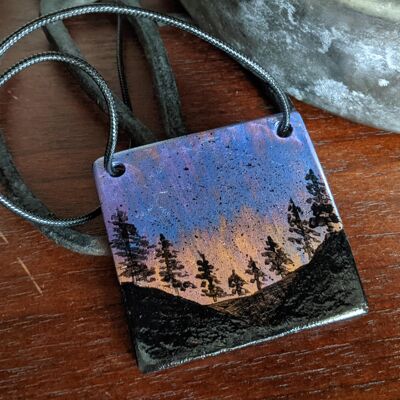 Collana di argilla dipinta a mano con tramonto sulla foresta, gioielli bohémien