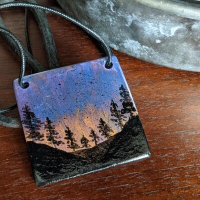 Collier de déclaration d'argile peint à la main de coucher du soleil de forêt, bijoux boho