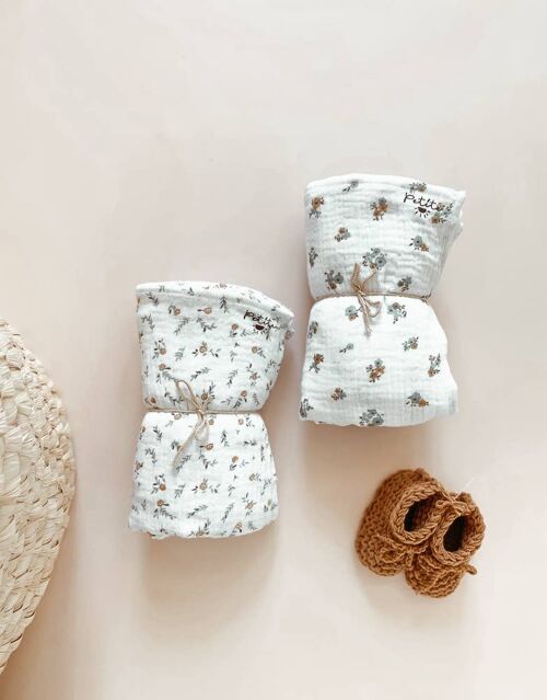 Muslin swaddle / vintage blue flowers Branches