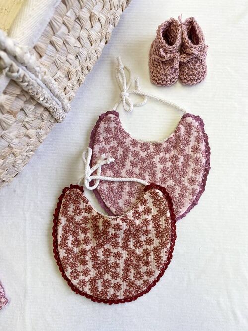 Baby bib / Embroidered flowers
