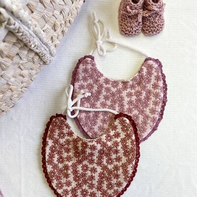 Baby bib / Embroidered flowers