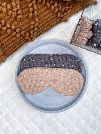 Masque de sommeil à pois tricotés 1
