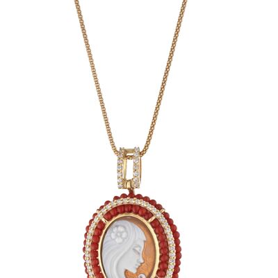 Collana con ciondolo di cameo e corallo naturale.