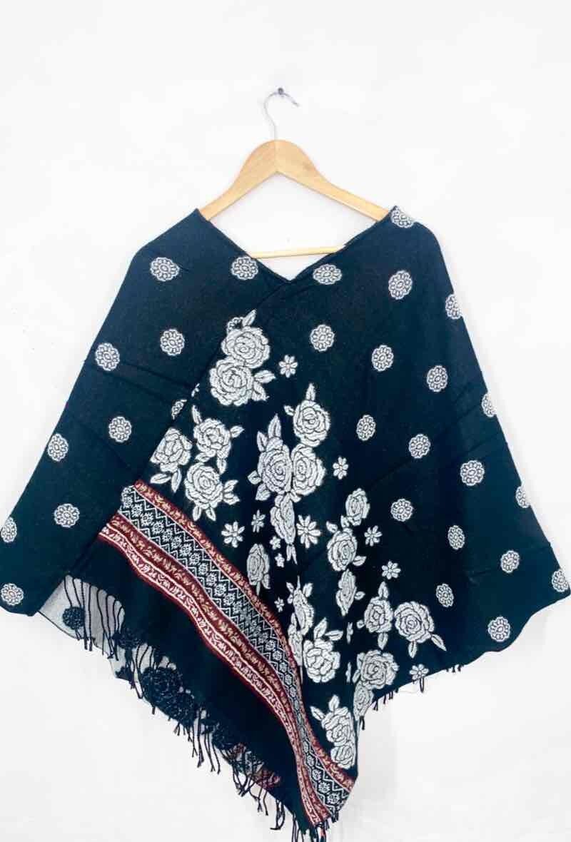Poncho con motivos florales