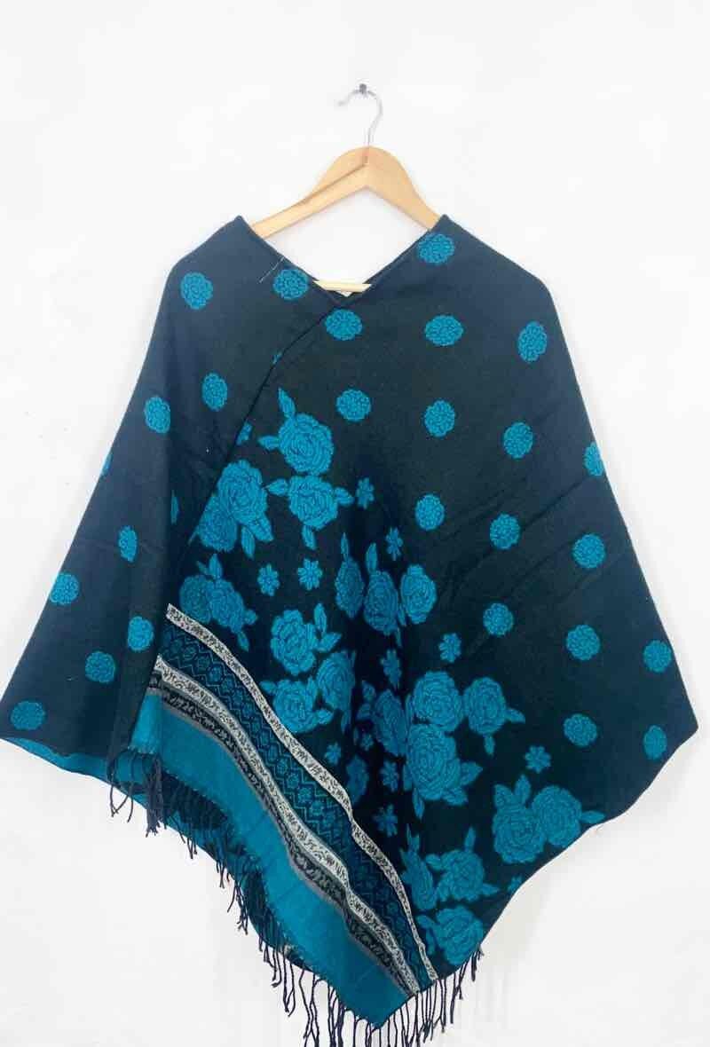 Poncho con motivos florales