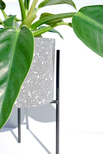 Kaufen Sie Handgefertigter Jesmonit-Terrazzo-Blumentopf, Schwarz-Weiß- Monochrom-Design – Handgemachter Übertopf aus Öko-Harz zu Großhandelspreisen