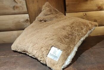 COUSSIN FAUSSE FOURRURE EFFET PELUCHE