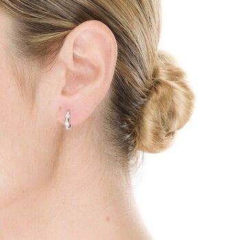 Boucles d'oreilles essentielles en argent sterling 925 avec placage de rhodium et zircone brillante. 11,8 x 2,7 6