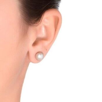 Boucles d'oreilles essentielles en argent sterling 925 avec placage de rhodium et perle blanche. 8,9 x 8,9 3