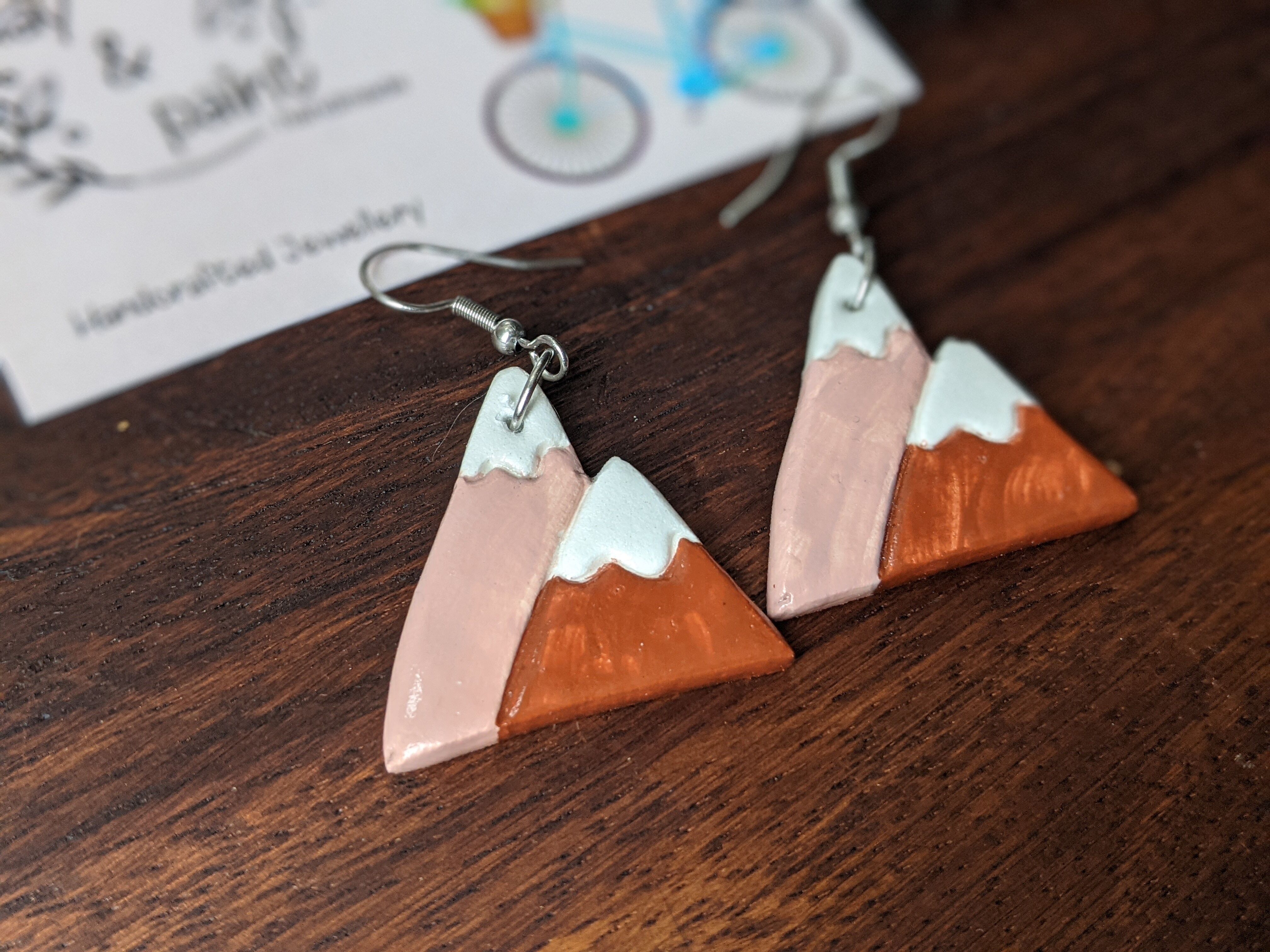 Orecchini in argilla secca all'aria dipinti a mano con montagne innevate