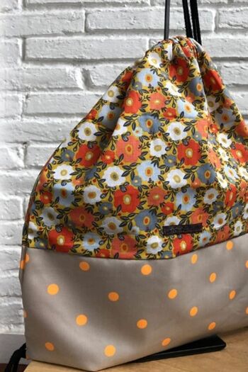 sac-a-dos-plastifie-leger-pois-fluo-et-fleurs 1