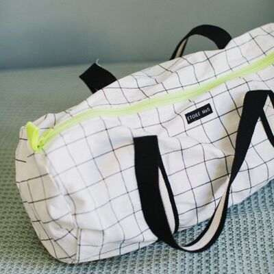 copia-della-borsa-sportiva-per-bambini-in-resina-cotone-bianco-con-quadri-neri-e-fluoro