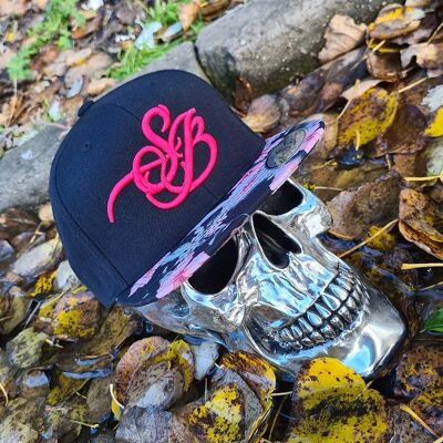 BLACK SNAPBACK-PINK EMBROIDERY(NOT RED)