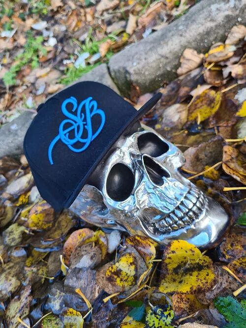 BLACK SNAPBACK-BLUE EMBROIDERY