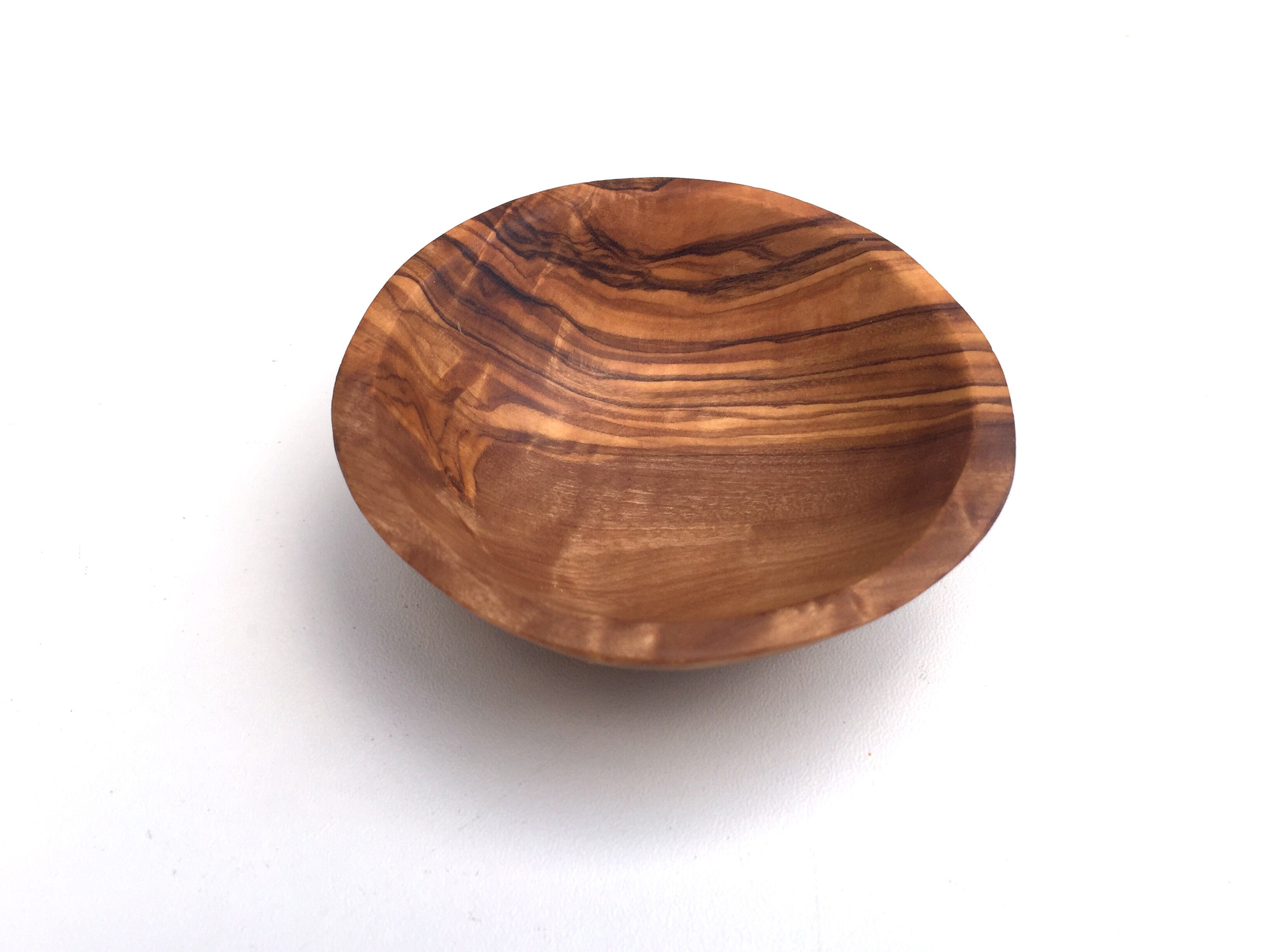 Cuenco redondo formado a mano alzada hecho a mano en madera de olivo