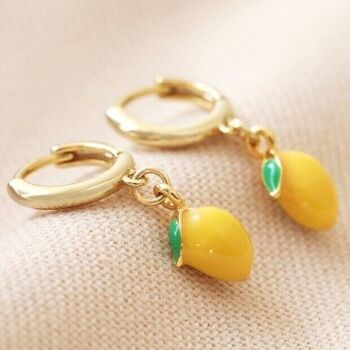 Boucles d'oreilles Huggie Hoop en émail et citron en or 1