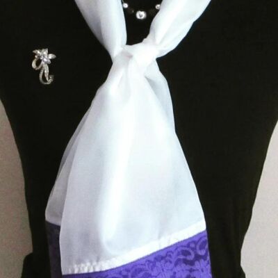 Sciarpa leggera in seta color avorio con rifiniture in pizzo viola