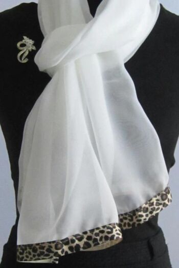 Écharpe en mousseline de soie ivoire avec bordure en ruban gros-grain à imprimé léopard 1