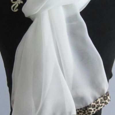 Écharpe en mousseline de soie ivoire avec bordure en ruban gros-grain à imprimé léopard