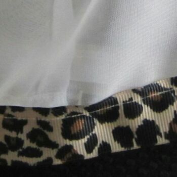 Écharpe en mousseline de soie ivoire avec bordure en ruban gros-grain à imprimé léopard 2