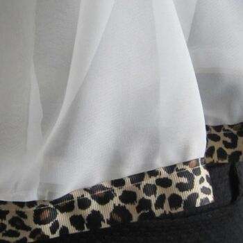 Écharpe en mousseline de soie ivoire avec bordure en ruban gros-grain à imprimé léopard 3