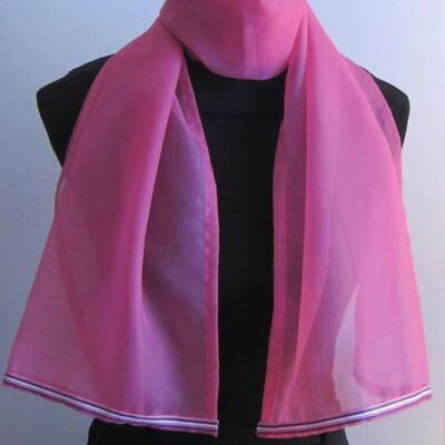 Écharpe en mousseline de soie rose cerise avec bordure en ruban rayé
