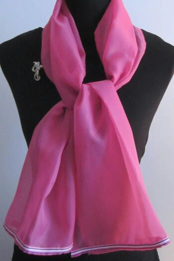 Écharpe en mousseline de soie rose cerise avec bordure en ruban rayé 3
