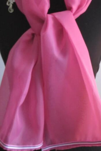 Écharpe en mousseline de soie rose cerise avec bordure en ruban rayé 4