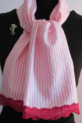 Jolie écharpe à rayures roses et blanches avec bordure en dentelle rouge foncé 1