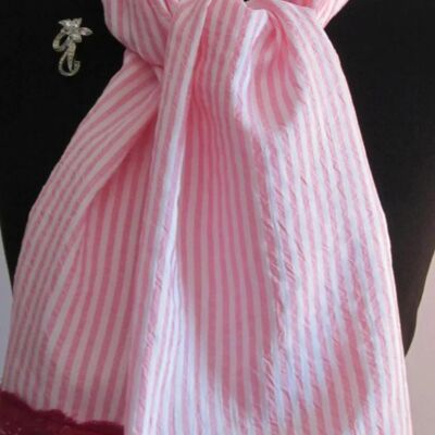 Jolie écharpe à rayures roses et blanches avec bordure en dentelle rouge foncé