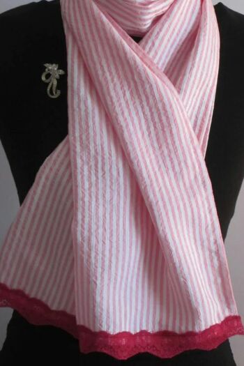 Jolie écharpe à rayures roses et blanches avec bordure en dentelle rouge foncé 2