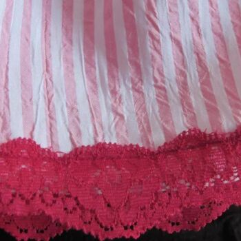 Jolie écharpe à rayures roses et blanches avec bordure en dentelle rouge foncé 3