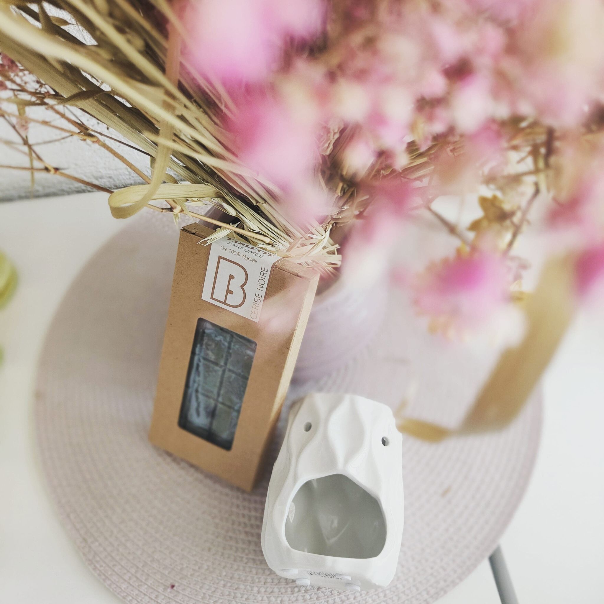 Parfümbrenner mit seiner parfümierten Frangipani-Jasmin-Tablette