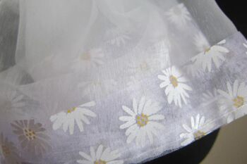 Écharpe en organza blanc avec bordure en organza à imprimé marguerites 2