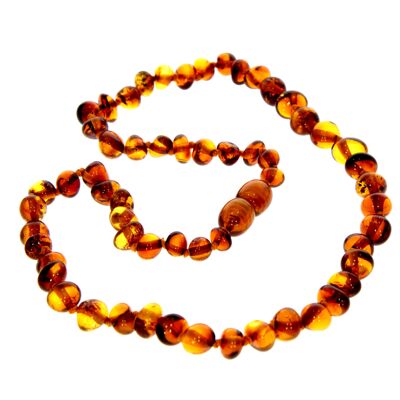 Véritable collier de perles baroques polies en ambre de la Baltique en différentes couleurs et tailles. Toutes les perles nouées entre les deux.