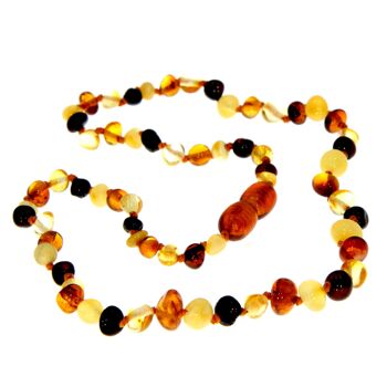 Véritable collier de perles baroques polies en ambre de la Baltique en différentes couleurs et tailles. Toutes les perles nouées entre les deux. 5