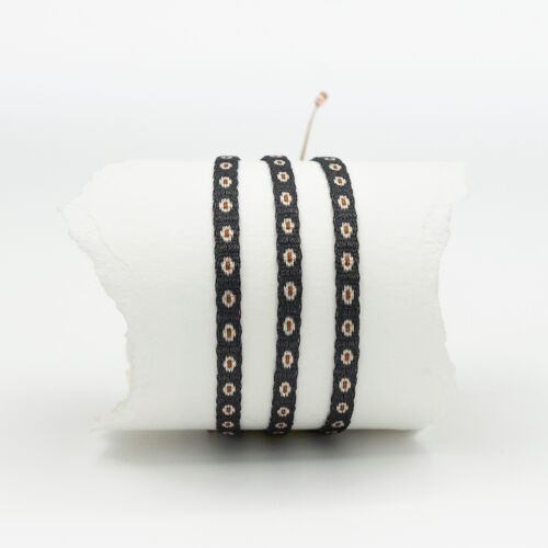Seidenarmbänder, Azua Armband Triple| Sepia und Weiß auf Grau