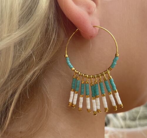 Boucles d'oreilles créoles dorées et pendantes en perles Miyuki - turquoise et blanc